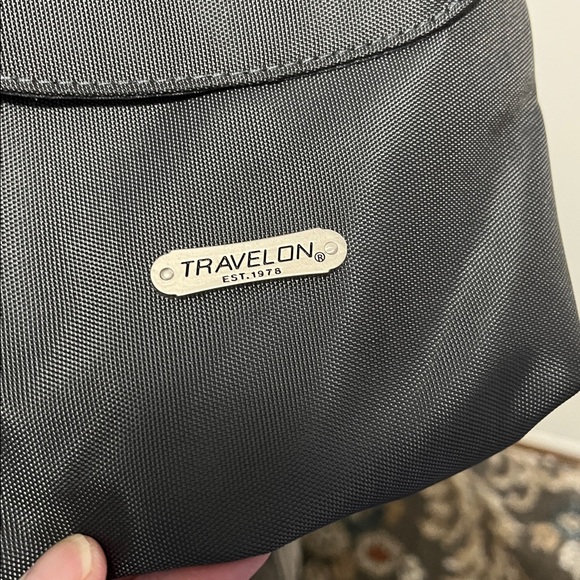 TRAVELON ANTI-THEFT Gray crossbody Bag New! - Picture 2 of 13